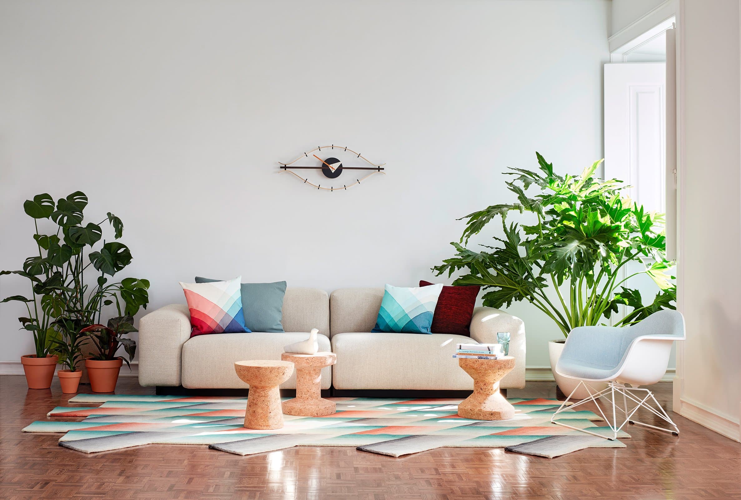 Eames Plastic Armchair RE LAR, Vitra, ambiance salon lumineux