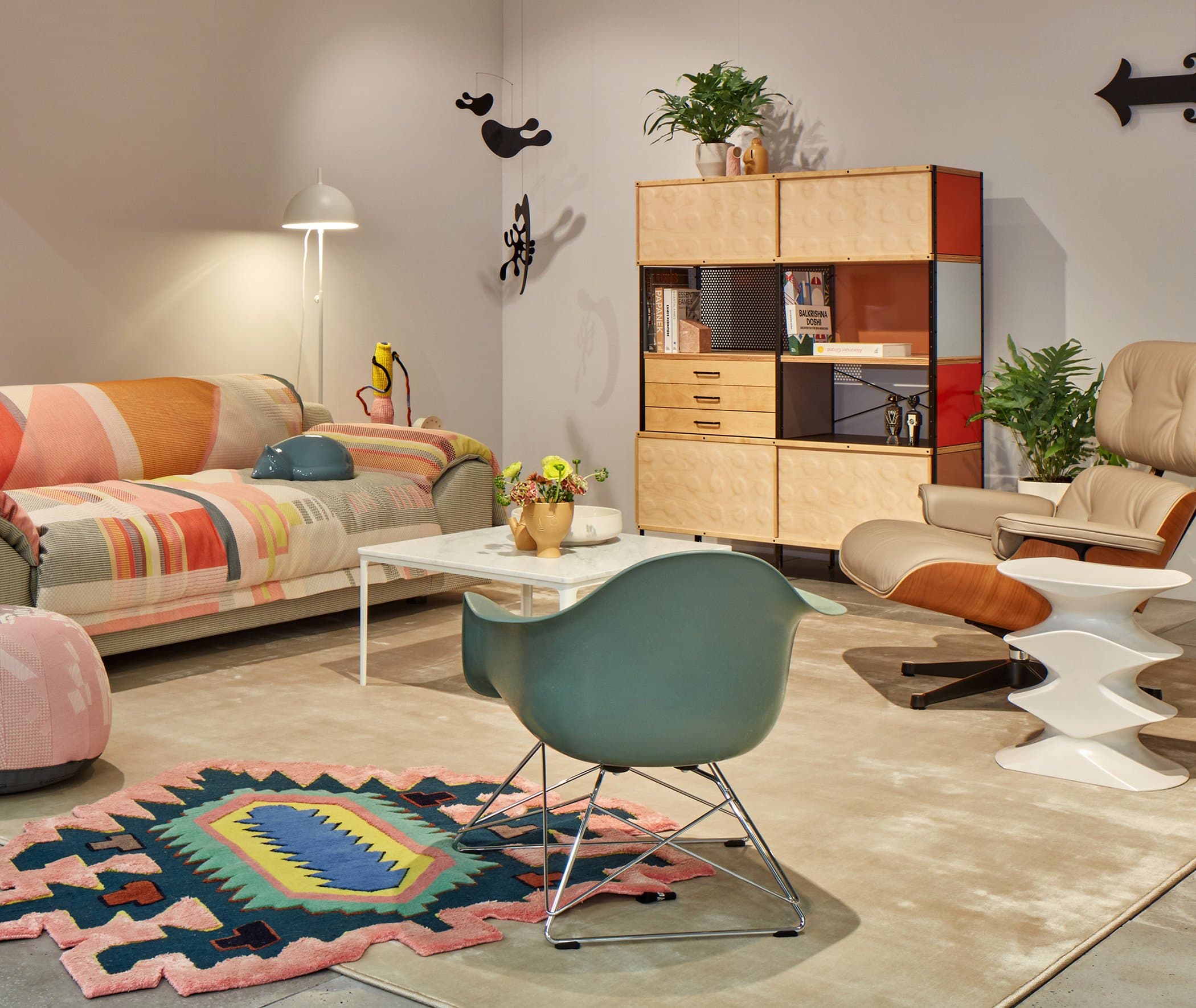 Eames Plastic Armchair RE LAR, Vitra, ambiance showroom coloré